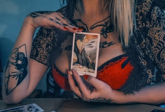 Cách kết nối trực giác khi đọc bài Tarot