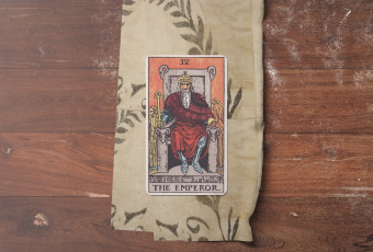 Lá Bài The Emperor (Hoàng Đế): Bản Lĩnh, Kỷ Luật Và Quyền Uy Của Sự Ổn Định