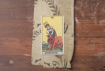 Lá Bài Strength (Sức Mạnh): Bản Lĩnh Từ Sự Dịu Dàng Và Kiên Nhẫn