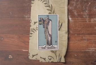 Lá Bài The Hermit (Ẩn Sĩ): Khi Câu Trả Lời Nằm Trong Sự Tĩnh Lặng