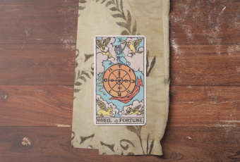 Lá Bài Wheel of Fortune (Vòng Quay Số Phận): Điệu Nhảy Của Sự Thay Đổi Và Vô Thường