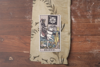 Lá Bài Death (Tử Thần): Khi Cánh Cửa Này Khép Lại, Cánh Cửa Khác Sẽ Mở Ra