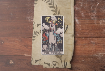 Lá Bài The Tower (Tòa Tháp): Sự Sụp Đổ Cần Thiết Và Ánh Chớp Của Sự Thật