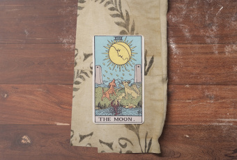 Lá Bài The Moon (Mặt Trăng): Đi Xuyên Qua Ảo Ảnh Để Chạm Vào Tiềm Thức