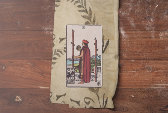Two of Wands: Biểu Tượng Của Tầm Nhìn, Lựa Chọn Và Tiềm Năng Vô Hạn