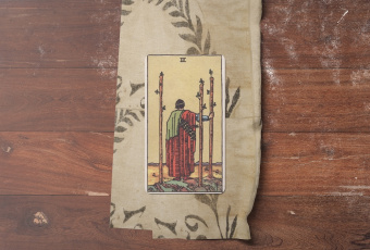 Three of Wands: Hành Trình Mở Rộng Tầm Nhìn Và Kiến Tạo Tương Lai