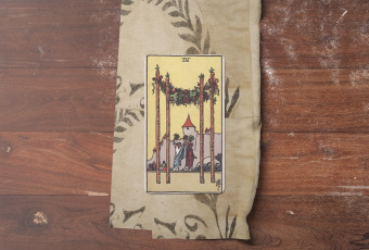 Four of Wands: Chìa Khóa Đến Niềm Vui, Ổn Định và Hài Hòa