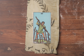 Seven of Wands: Vững Bước Giữa Muôn Trùng Thử Thách - Phát Huy Sức Mạnh Nội Tại