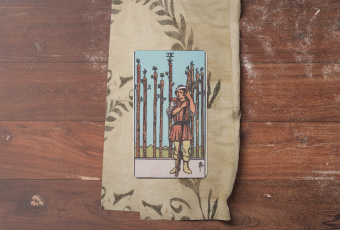 Nine of Wands: Sức Mạnh Kiên Cường và Hành Trình Hoàn Thiện Bản Thân