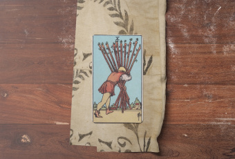 Ten of Wands: Chìa Khóa Giải Phóng Gánh Nặng Và Tìm Lại Sức Mạnh Nội Tại