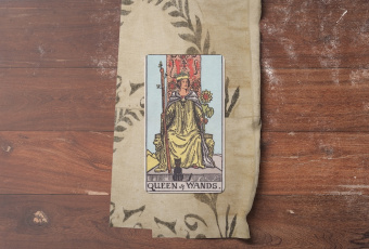 Queen of Wands: Nữ Hoàng Lửa Bừng Sáng Năng Lượng Bên Trong Bạn
