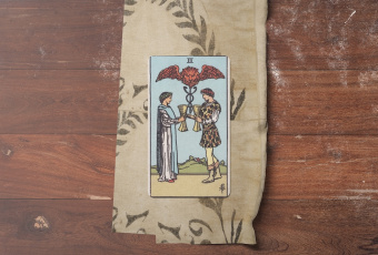 Two of Cups: Biểu Tượng Của Tình Yêu, Hợp Nhất và Hài Hòa
