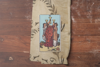 Three of Cups: Hướng Về Niềm Vui, Kết Nối và Lễ Kỷ Niệm Trong Cuộc Sống