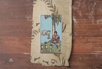 Four of Cups: Khi Tâm Hồn Lặng Lẽ Tìm Kiếm Ý Nghĩa Sâu Xa