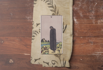 Five of Cups: Chuyển Hóa Nỗi Buồn Thành Sức Mạnh Nội Tại