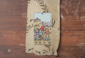 Six of Cups: Hồi Ức Về Nguồn Cội và Những Giá Trị Vĩnh Cửu