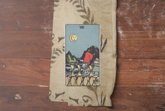 Eight of Cups: Hành Trình Buông Bỏ Để Tìm Thấy Điều Sâu Sắc Hơn