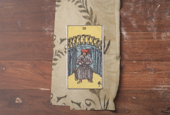 Nine of Cups: Chén Rượu Hạnh Phúc và Nghệ Thuật Tận Hưởng Cuộc Sống