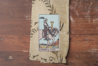 Knight of Cups: Vị Khách Của Trái Tim và Sứ Giả Của Cảm Xúc