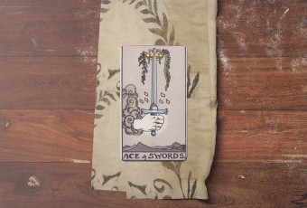 Ace of Swords: Thanh Kiếm Khai Sáng và Sức Mạnh Của Tư Duy Mới