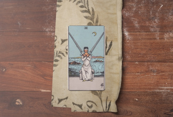 Two of Swords: Khi Tâm Trí Tìm Kiếm Lối Thoát Giữa Hai Lựa Chọn