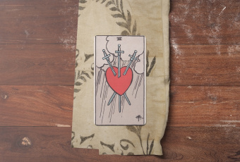 Three of Swords: Sức Mạnh Chữa Lành Từ Nỗi Đau Và Sự Thật