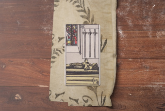 Four of Swords: Sức Mạnh Từ Khoảnh Khắc Lặng Im