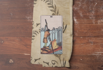 Six of Swords: Hành Trình Thanh Thản Đến Bến Bờ Bình Yên