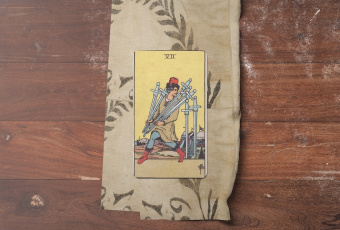 Seven of Swords: Bản Giao Thoa Giữa Khôn Ngoan và Thách Thức Trong Tarot