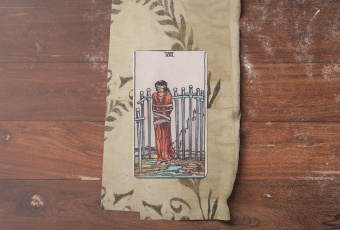 Eight of Swords: Chìa Khóa Phá Vỡ Xiềng Xích Tinh Thần Tự Tạo