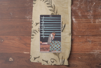 Nine of Swords: Vượt Qua Nỗi Lo Âu, Tìm Lại Bình Yên Nội Tại