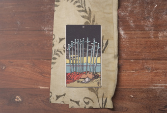 Ten of Swords: Buông Bỏ Để Tái Sinh - Giải Mã Lá Bài Tarot Đầy Thách Thức