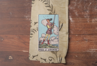 Page of Swords: Lời Mời Gọi Đến Tư Duy Sắc Bén Và Khám Phá Tri Thức Mới