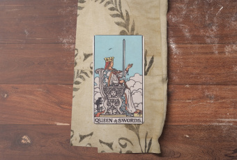 Queen of Swords: Sức Mạnh Trí Tuệ Sắc Bén Và Sự Minh Mẫn Trong Tarot