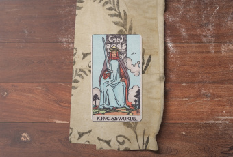 King of Swords: Sức Mạnh Trí Tuệ và Bản Lĩnh Người Dẫn Lối