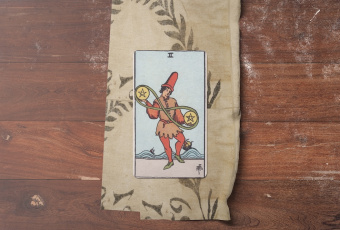 Two of Pentacles: Vũ Điệu Cân Bằng Giữa Dòng Đời Biến Động
