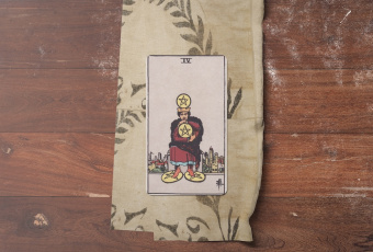 Four of Pentacles: Ổn Định Hay Ràng Buộc?