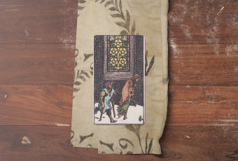 Five of Pentacles: Tìm Lại Ánh Sáng Giữa Những Gian Nan Cuộc Đời