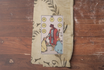 Six of Pentacles: Khi Lòng Hào Hiệp Gặp Gỡ Sự Thịnh Vượng Cân Bằng