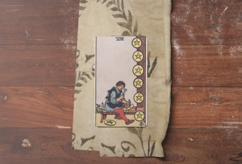 Eight of Pentacles: Bí Quyết Của Sự Tinh Thông Và Thành Tựu Bền Vững