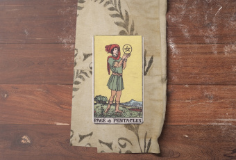 Page of Pentacles: Khám Phá Hạt Giống Tiềm Năng Trong Bạn