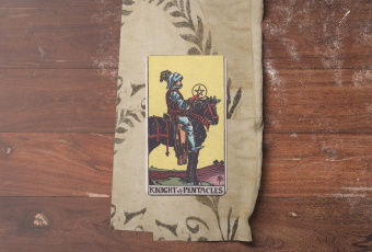 Knight of Pentacles: Sức Mạnh Của Sự Kiên Trì Và Bền Bỉ