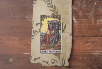 Queen of Pentacles: Nữ Hoàng Của Sự Nuôi Dưỡng và An Nhiên Từ Đất Mẹ