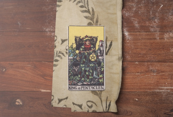 King of Pentacles: Sức Mạnh Kiến Tạo Từ Sự Thịnh Vượng và Trí Tuệ Đất Mẹ